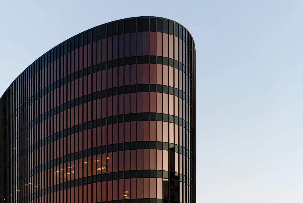 Edificio direzionale moderno sede di attività commerciali e aziende oggetto di intermediazione e compravendita aziendale.
