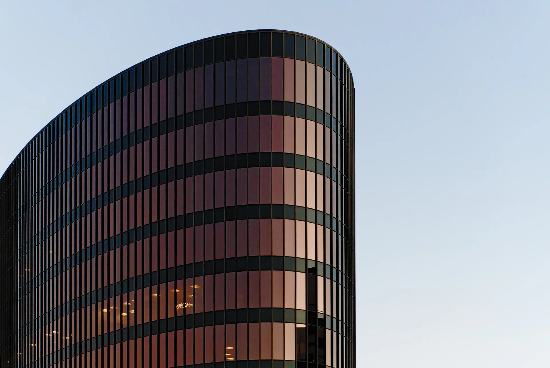 Edificio direzionale moderno sede di attività commerciali e aziende oggetto di intermediazione e compravendita aziendale.