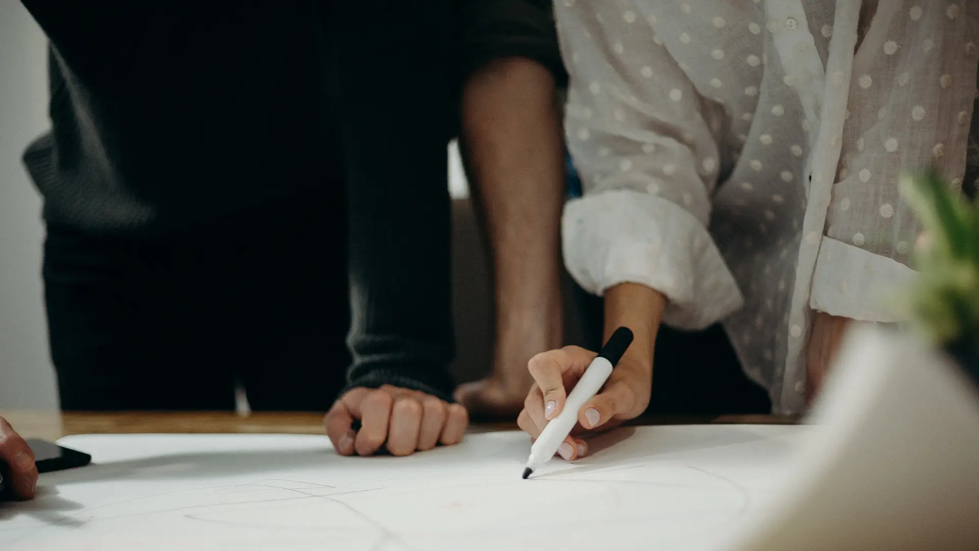 Consulente e imprenditore analizzano insieme i dati finanziari per un piano di rilancio aziendale.
